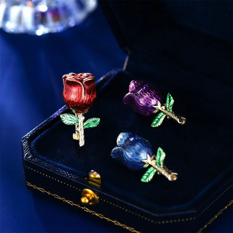 Elegant Vintage Enamel Red Rose Brooch Retro Gold Plated Flower Lapel Pin For Women Suit Dress Scarf Fixing Accessory Party Wedd