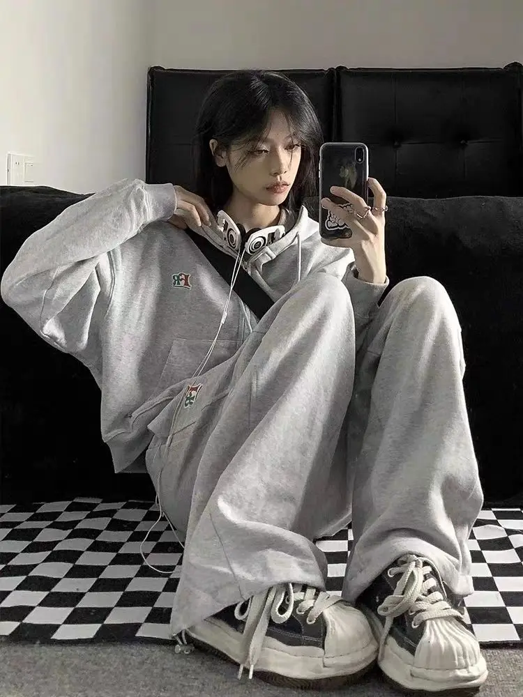 

Светло-серые спортивные штаны большого размера | Мягкая флисовая ткань и свободная посадка | Минималистичный дизайн вышивки | Праздничная уютная одежда для дома и C