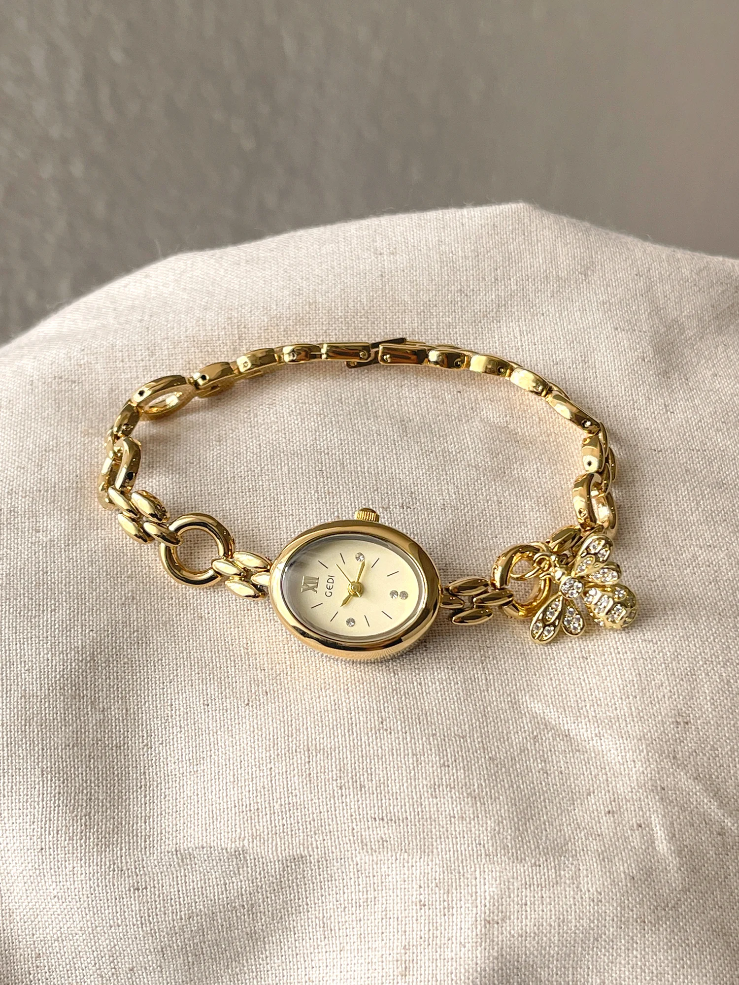 2025 ساعات نسائية فاخرة ريترو مع قلادة على شكل سوار عصرية عالية الجودة ساعة يد كوارتز نسائية خفيفة الوزن