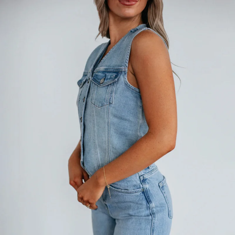 Women's Sleeveless V-neck Top Single-Breasted Denim Washable Tank Top Spring/Autumn 2026 Horse Clip Fashion Accessory