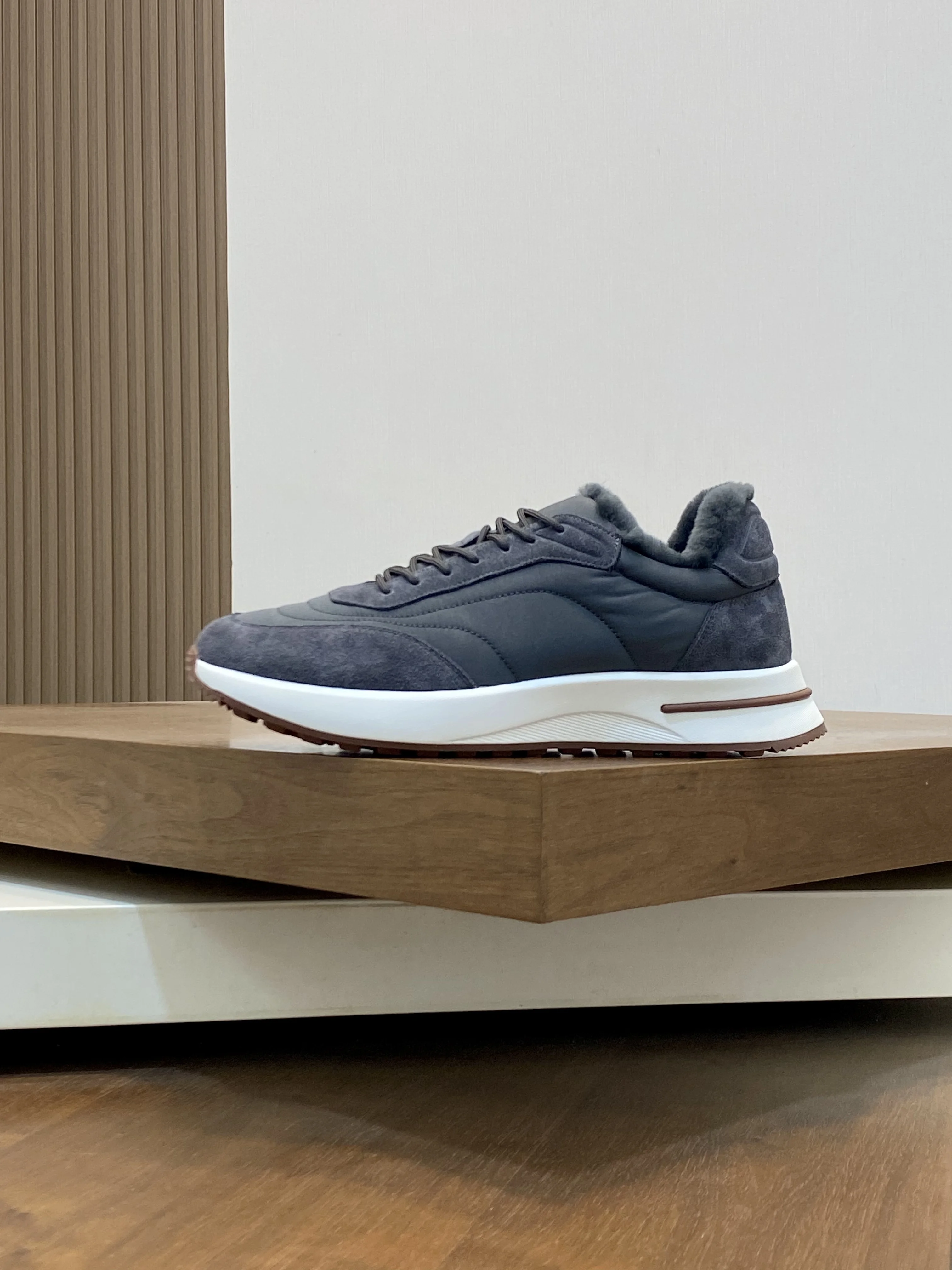 

New Fleece-Lined Athletic Sneakers: Warm, Comfortable & Lightweight, High-Quality for Sports & Everyday Use