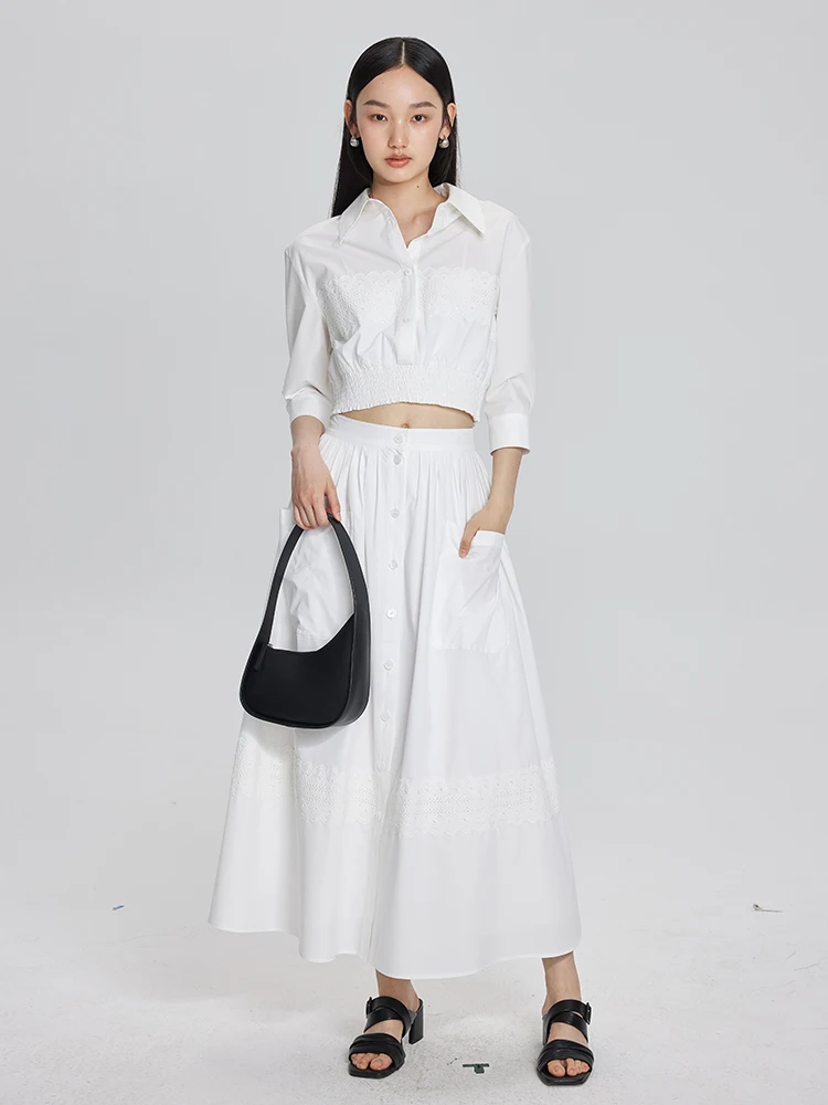 

Комплект из двух предметов: белая вышитая блузка с длинным рукавом и длинная юбка. Элегантный однотонный костюм для офиса.