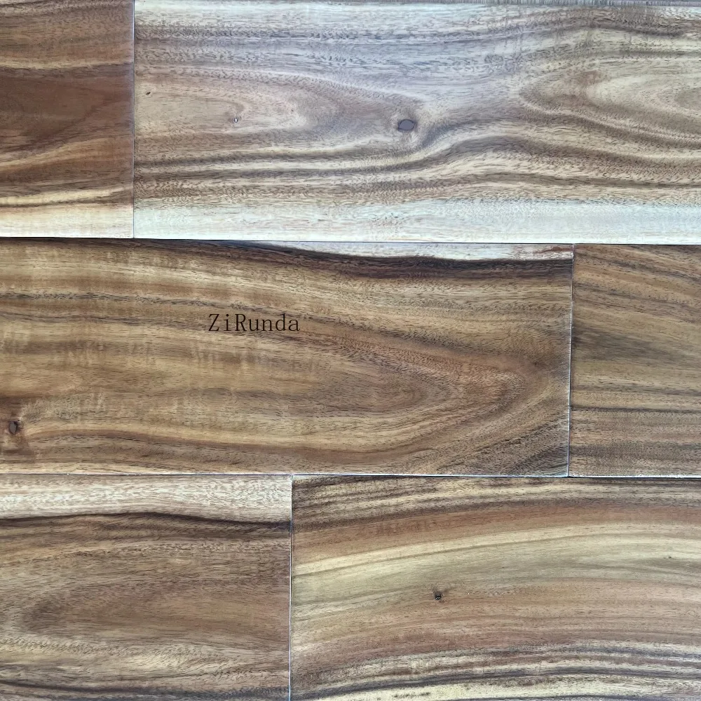 Maßgeschneiderte Version: 8-mm-Bodenbelag aus warmer, gebürsteter Eiche aus mehrschichtigem Holz