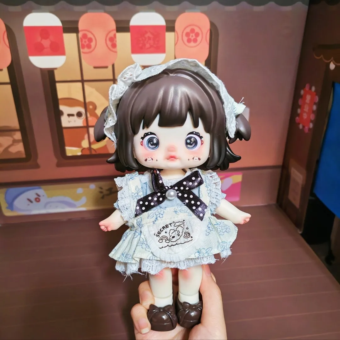 

Одежда для кукол Nommi Bjd: кружевное платье-фартук с цветочным узором и бантом в горошек для подвижных коллекционных кукол-фигурок.