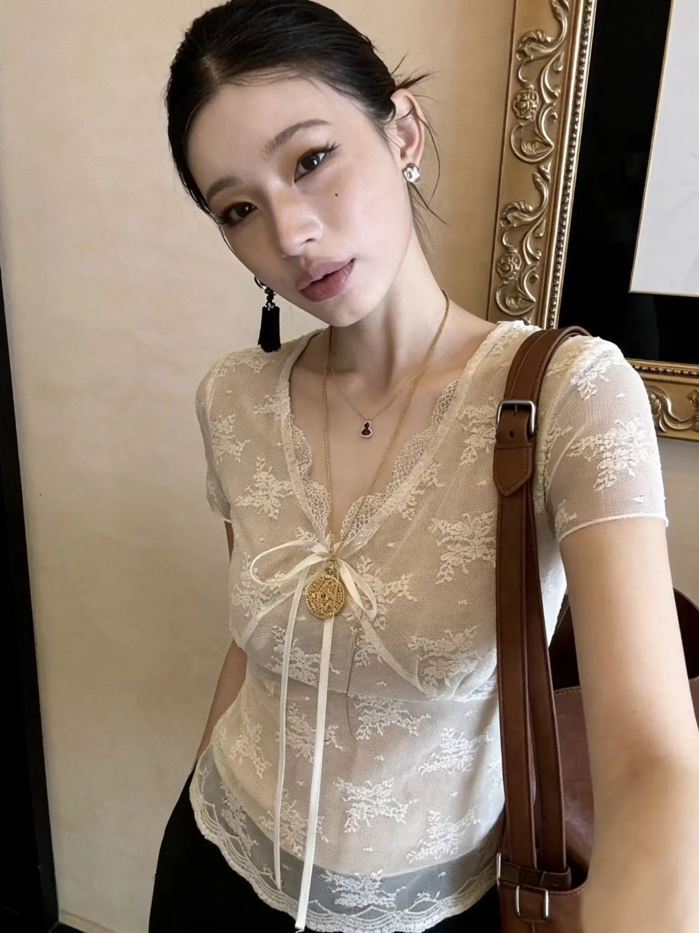2026 Fashion Lace Bow Bottom T-shirt Short Sleeve Women 2026 Summer New Style Interior Fit Look Thin Temperament Top