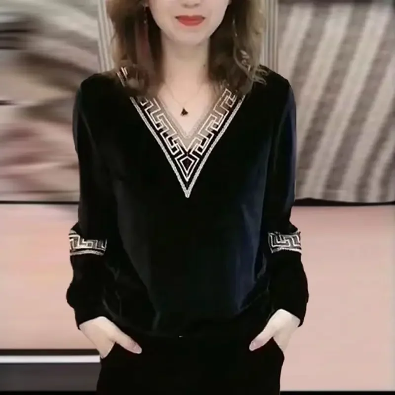 Vintage Women Golden Velvet T-shirt Spring Autumn New Long Sleeve Female Clothing V-neck Fashion Pullover Loose Casual Tops 2023