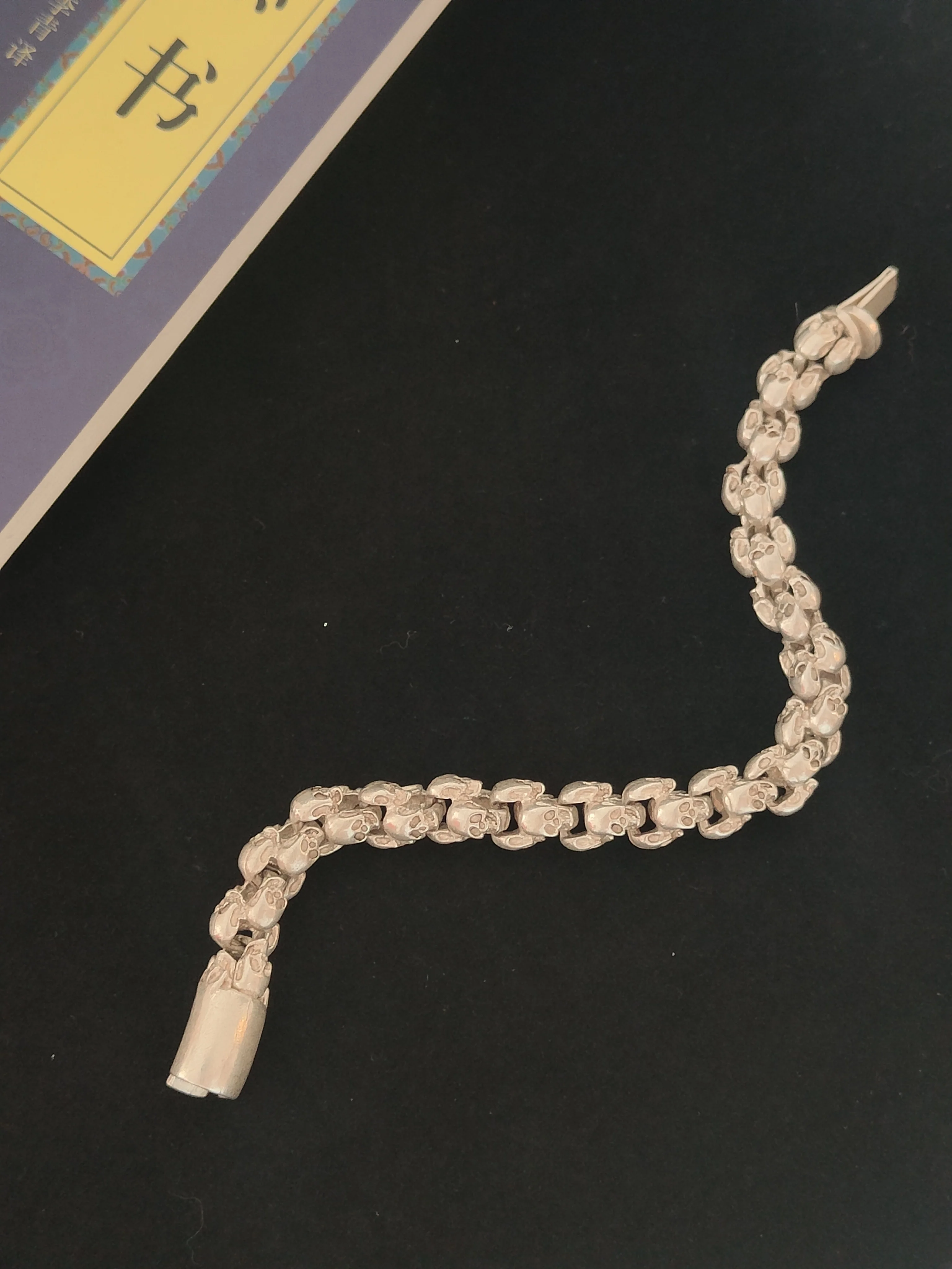 

Chinese retro white copper Miao silver ethnic style collectible silver skull amulet gift