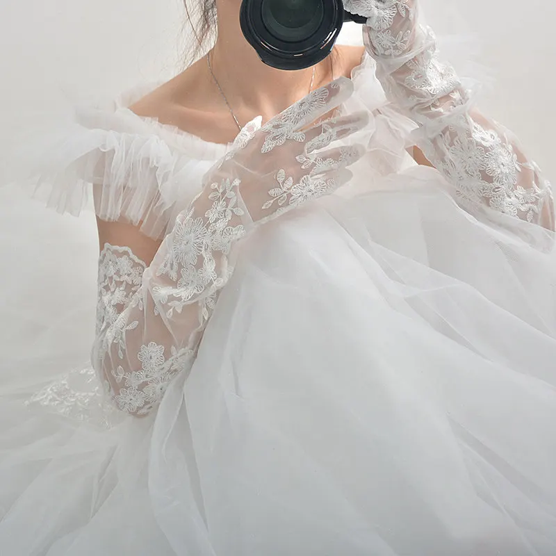 62 cm lange Spitzenhandschuhe aus Tüll-Mesh, halbtransparent, einfarbig weiß, mit Blumenmuster, modisch, für Abendveranstaltungen, Hochzeiten, Brautzeremonien, elegante Manschetten. – Detail 4
