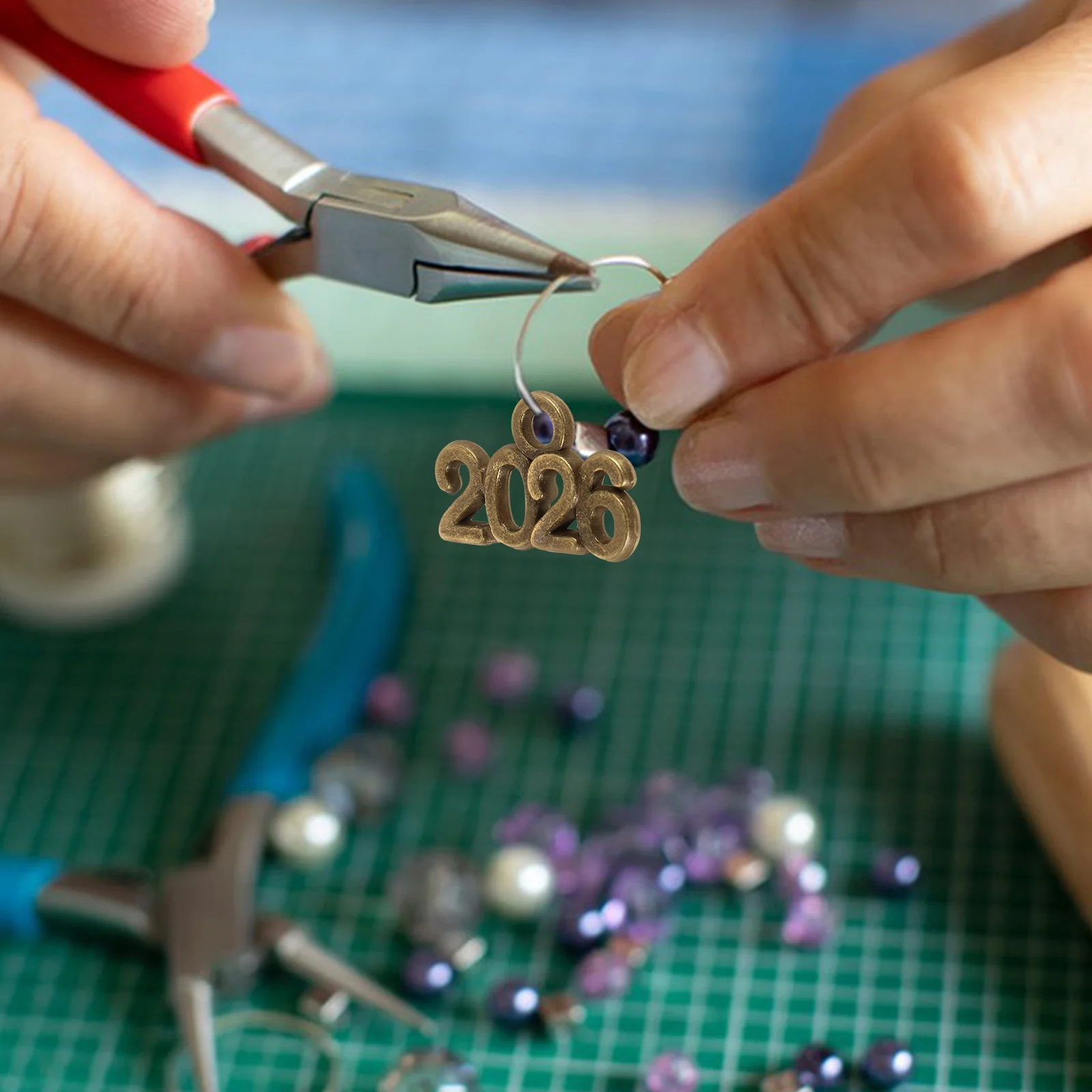 100 pçs diy liga ano número encantos jóias fazendo chaveiro pingente acessórios de metal vintage pulseira encantos número jóias