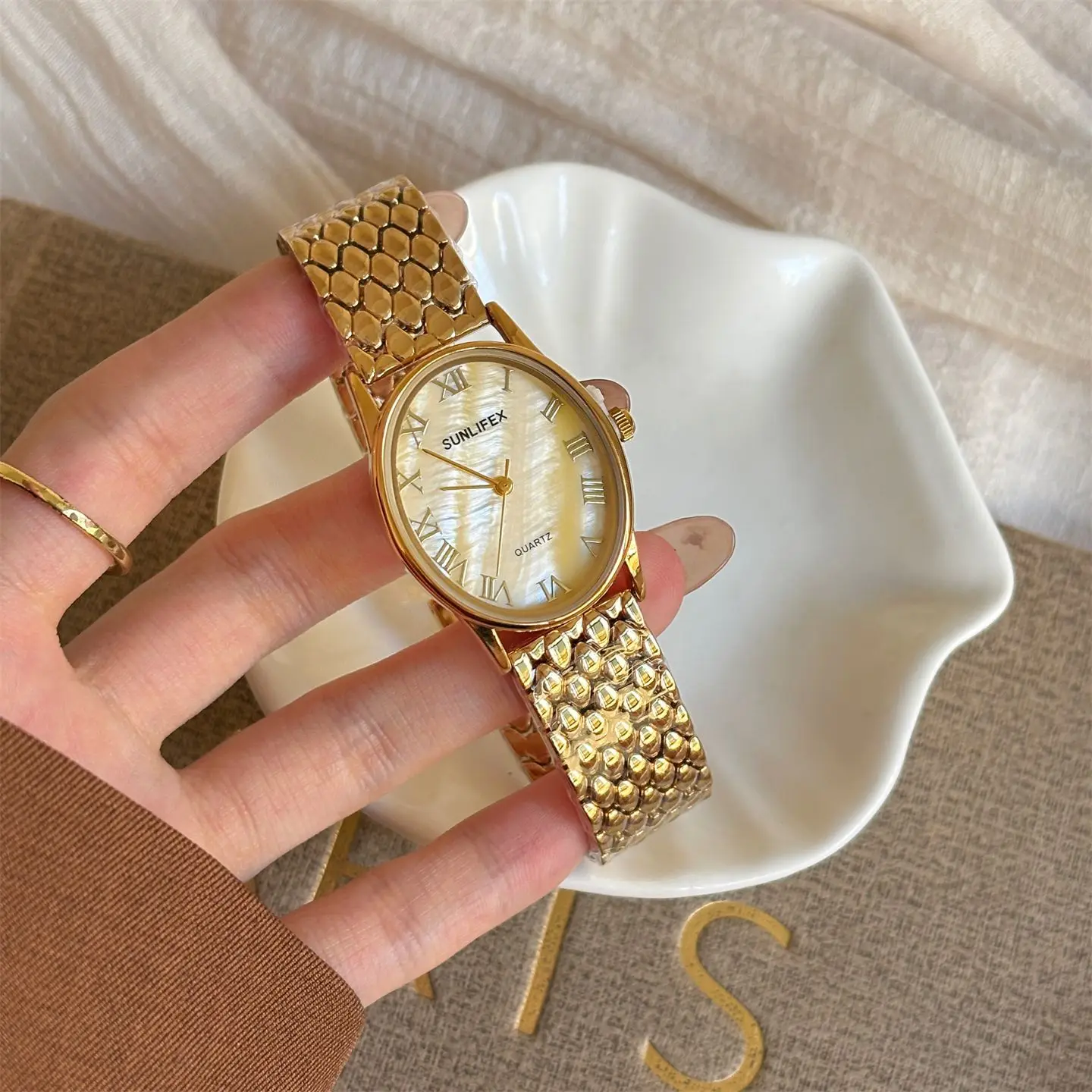 SUNLIFEX Oval Shell Dial Women's Watch Vintage Gold Bracelet Quartz Watch for Women Steel Strap Wristwatches Clock Reloj Mujer