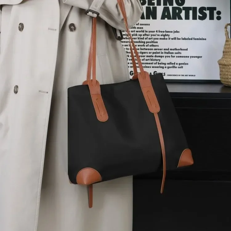 2025New Sac à bandoulière en nylon pour femmes, tendance, grande capacité, à la mode, décontracté, polyvalent, fourre-tout sous les bras pour une compétence facile