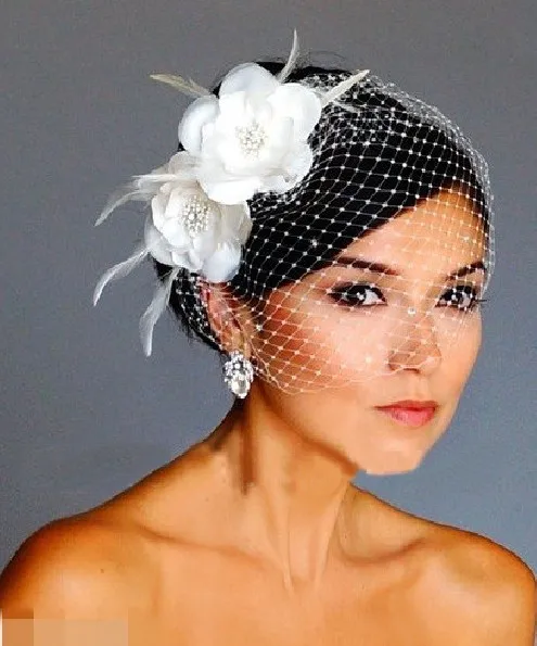 Vintage BirdeCage ผ้าคลุมหน้างานแต่งงานผ้าคลุมหน้า Birdcage Veil ตาข่ายหน้าสั้น Feather ดอกไม้สีขาว Fascinator เจ้าสาวหมวก Veil