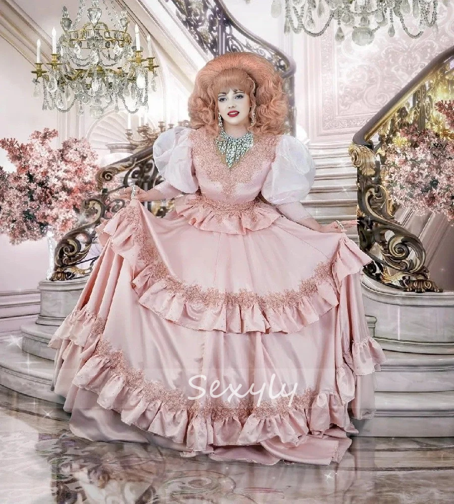 

Розовое викторианское вечернее платье принцессы с пышными рукавами, кружевное многоуровневое средневековое платье для выпускного вечера, элегантное косплей, официальное платье эпохи Возрождения по индивидуальному заказу