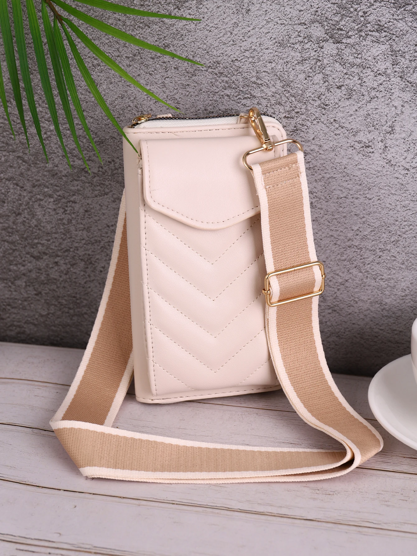 New V-shaped mobile phone bag multi-functional fashion crossbody bag large capacity solid color versatile women\'s shoulder bag