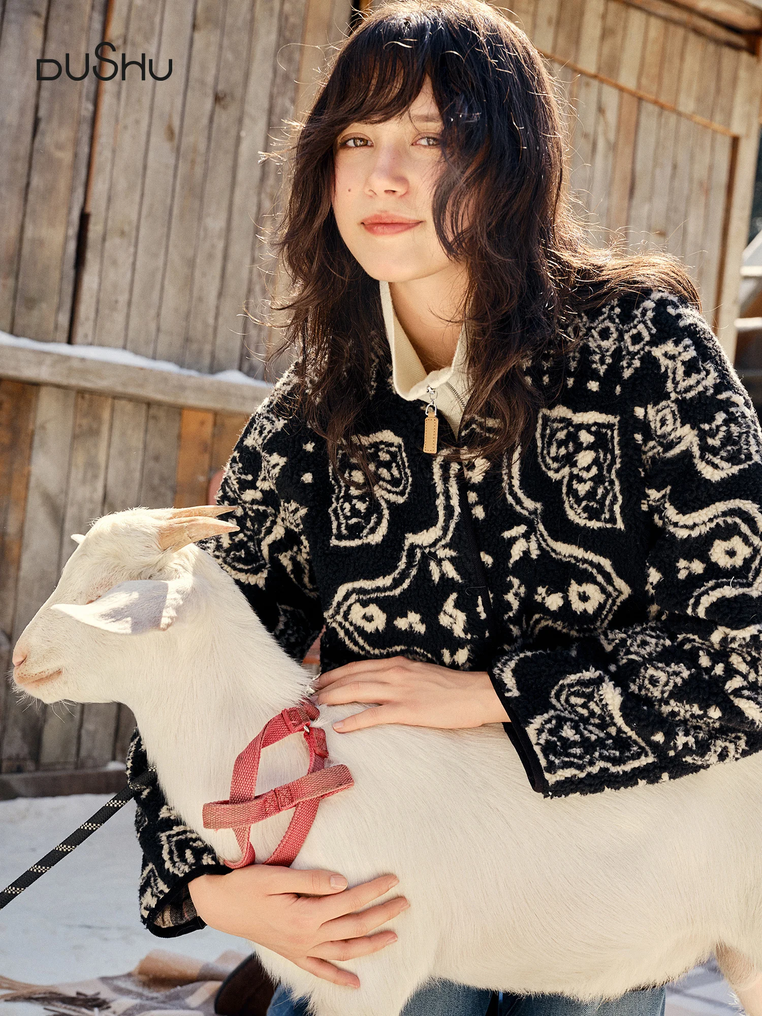 DUSHU ريترو مطبوعة عكسها أسفل سترة المرأة الياقة المستديرة نمط الشتاء الجديد 2025 معطف دافئ بوهو نمط الشارع الشهير التنقل