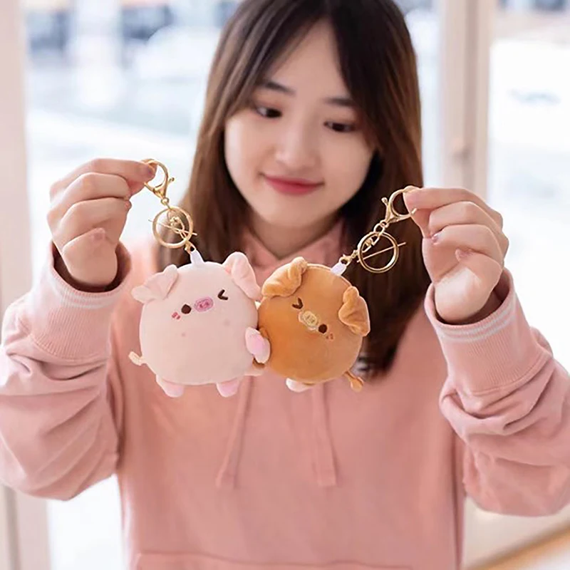 พวงกุญแจแม่เหล็กรูปหมูคู่ผ้ากำมะหยี่ที่สร้างสรรค์น่ารักตุ๊กตาหนานุ่มน่ารักสำหรับเป็นของขวัญวันหยุดสำหรับเด็กผู้หญิงพวงกุญแจห้อยกระเป๋าแม่เหล็กส่วนบุคคล
