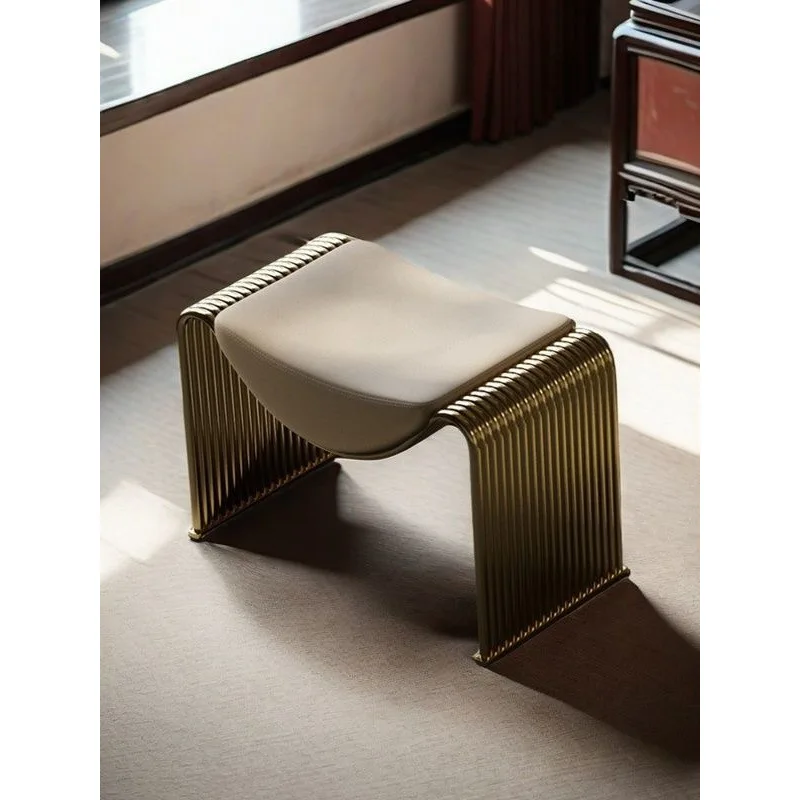 مقعد تغيير الأحذية، مقعد المكياج، الشرفة المنزلية، ارتداء الأحذية عند الباب، تزيين بسيط من الحديد المطاوع