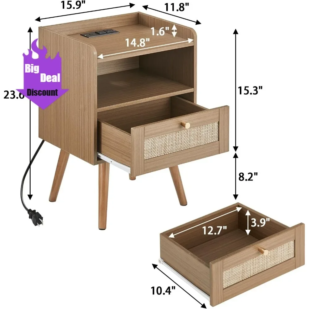 

Изысканная пара деревянных прикроватных тумбочек со встроенными зарядными станциями и элементами из ротанга для использования у кровати.