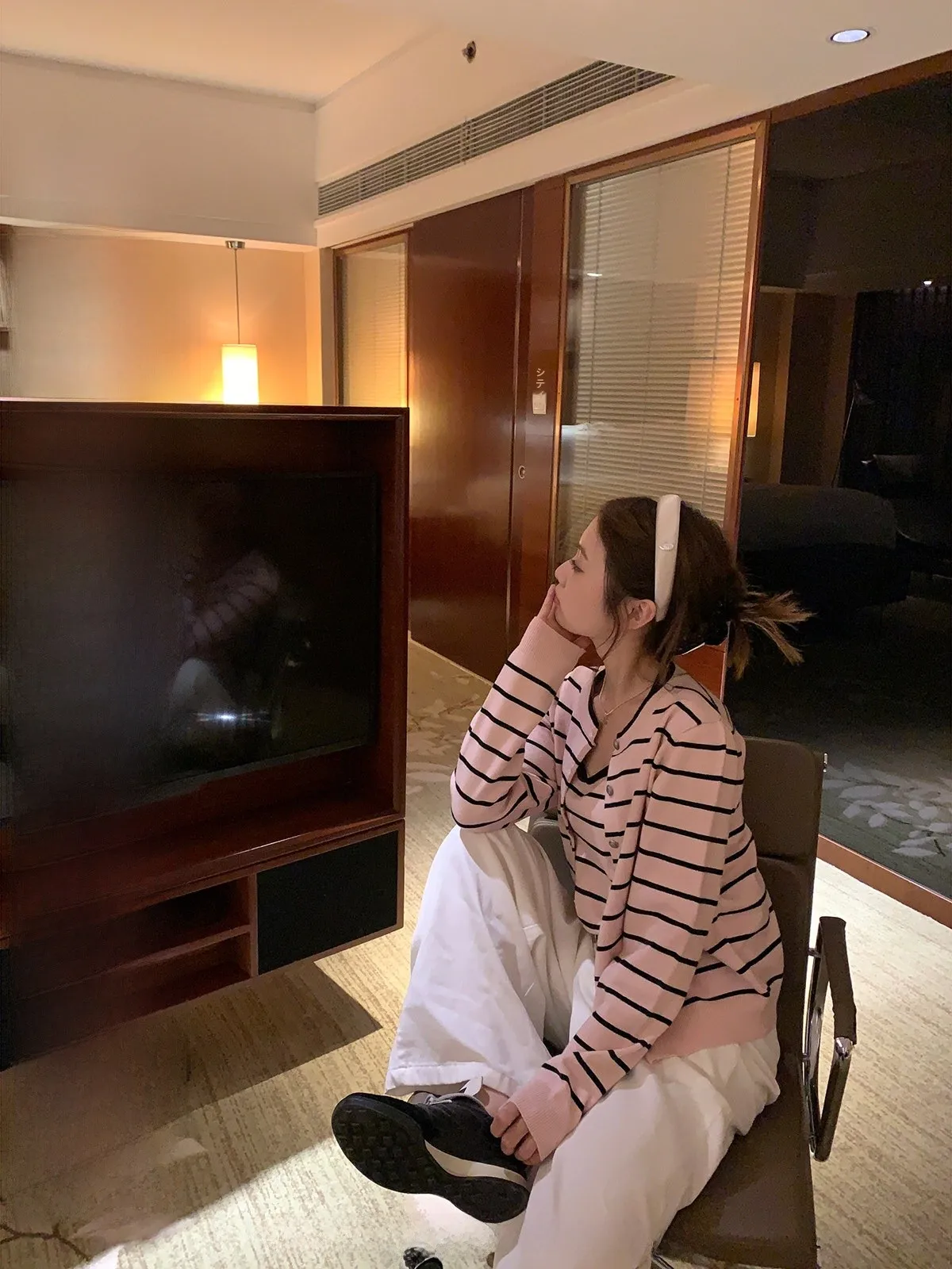 

FANCHOU Pink Striped Neline Open Cardigan Two-Piece Set Casual Loose Fit Soft Polyester Knitted Top for Autumn Season