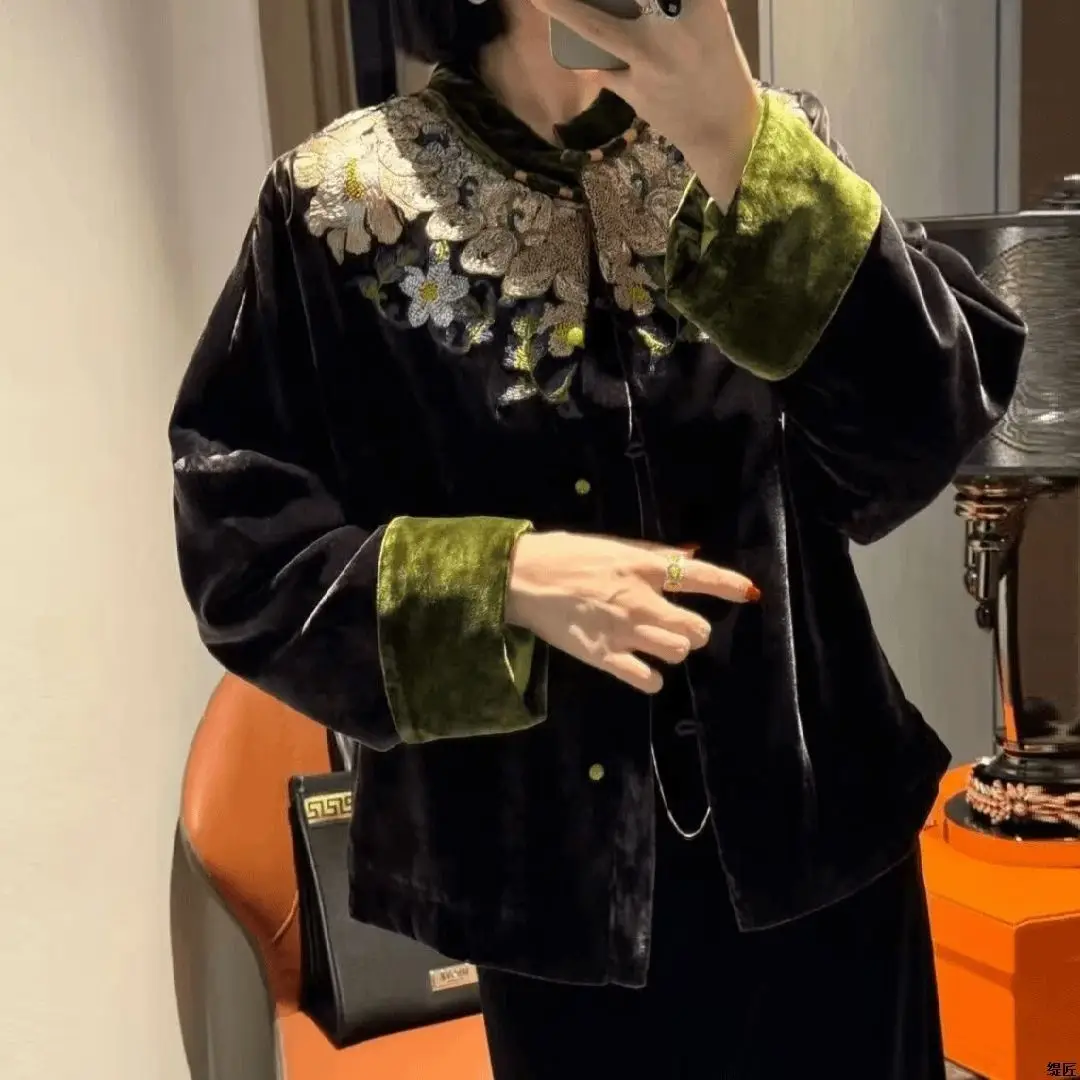 Autumn New Chinese Embroidery Flower Blouse Oriental Style women\'s New Chinese Velet Embroidered Black Cotton Tangsuits Jacket
