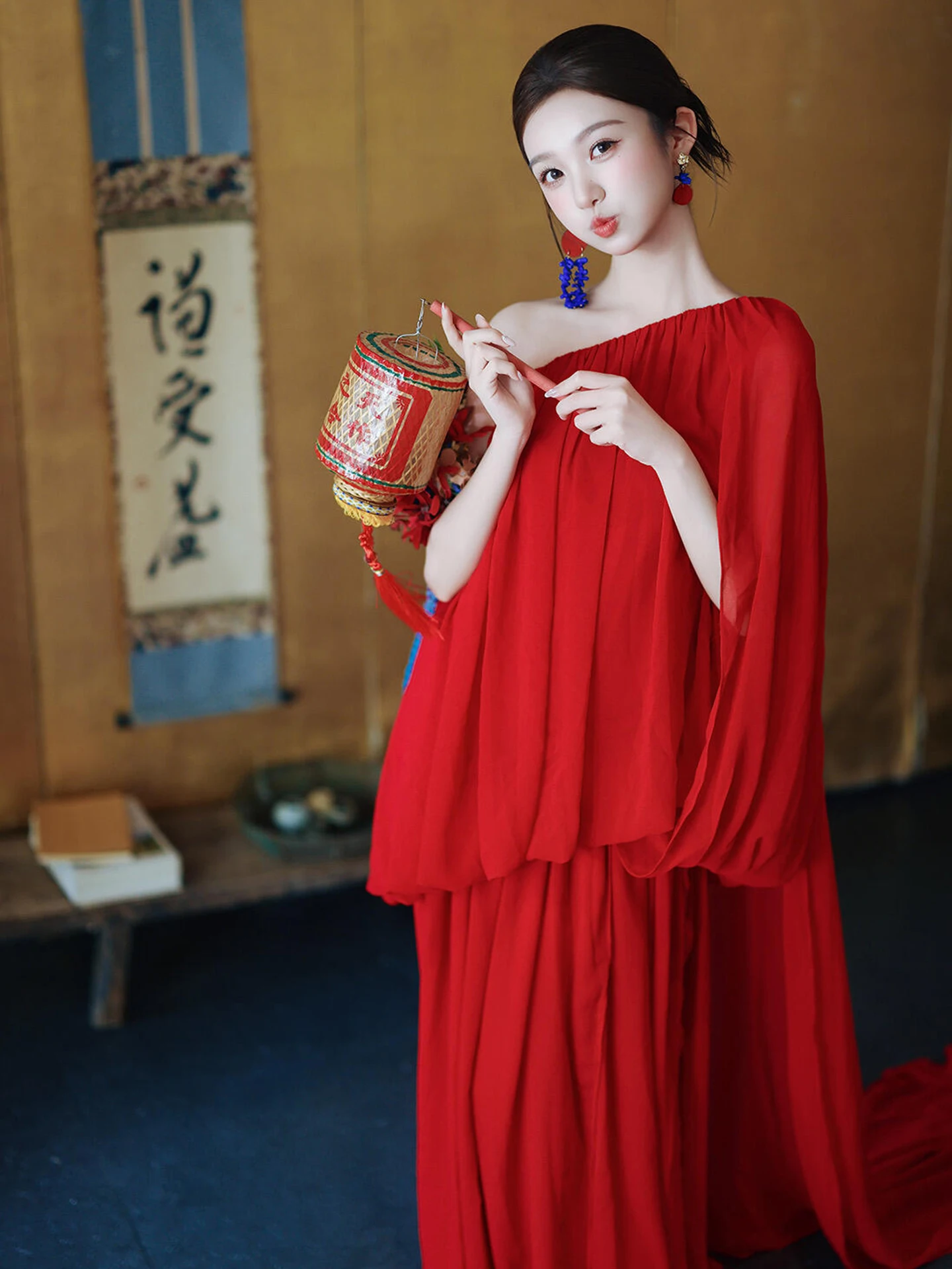 ชุดคลุมเจ้าสาวสีแดงแบบไหล่เดียว ชุดราตรีงานหมั้นสำหรับผู้หญิง ดีไซน์หรูหรา น้ำหนักเบา ชุดงานแต่งงานสุดหรูสำหรับพิธีดื่มอวยพร