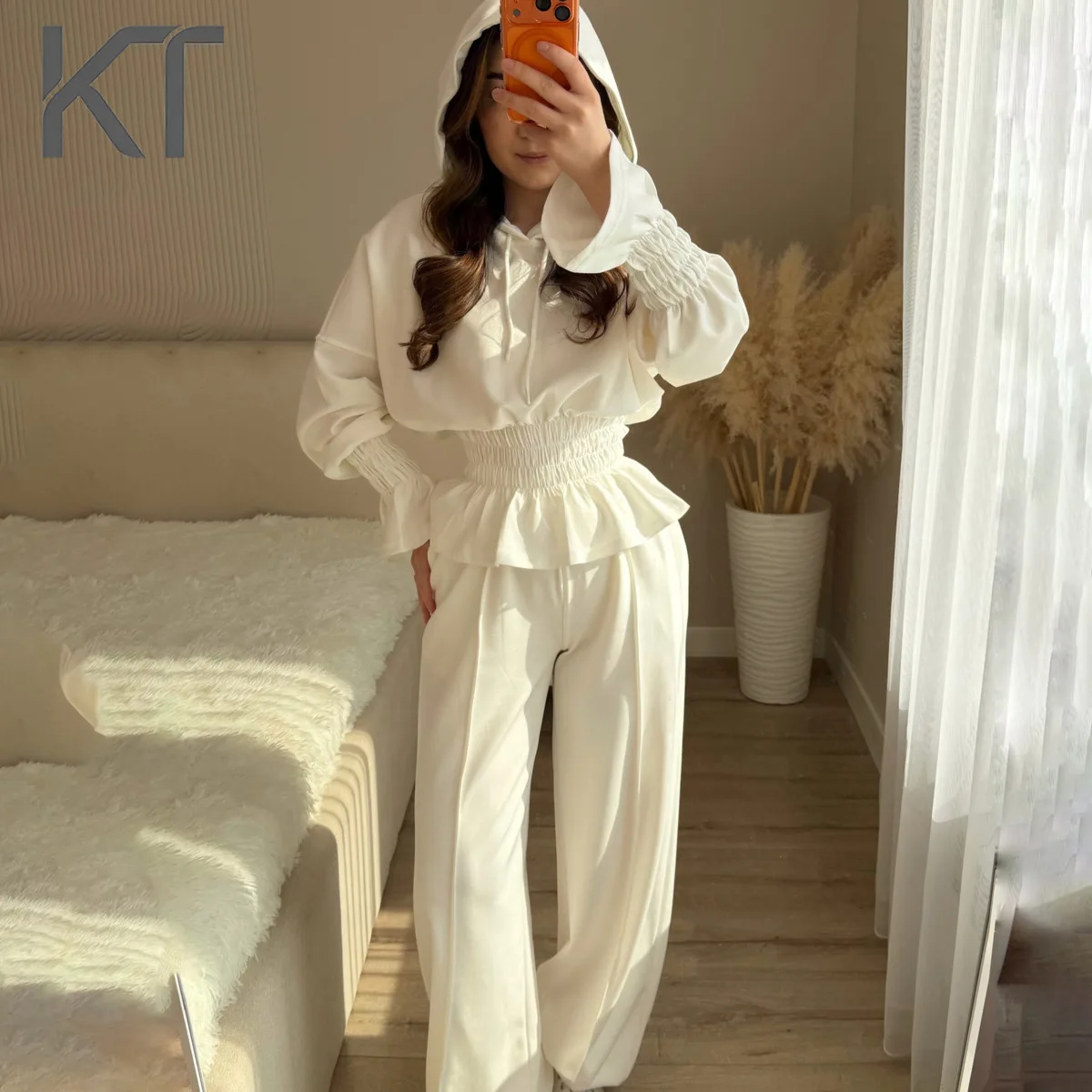 

Элегантный повседневный комплект из двух предметов KT для женщин: топ с капюшоном, присборенной талией и оборками по низу, а также брюки с высокой талией и широкими штанинами. Домашняя одежда и костюмы.