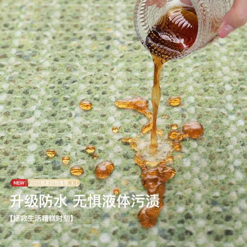 O tapete verde é resistente a manchas e fácil de cuidar de