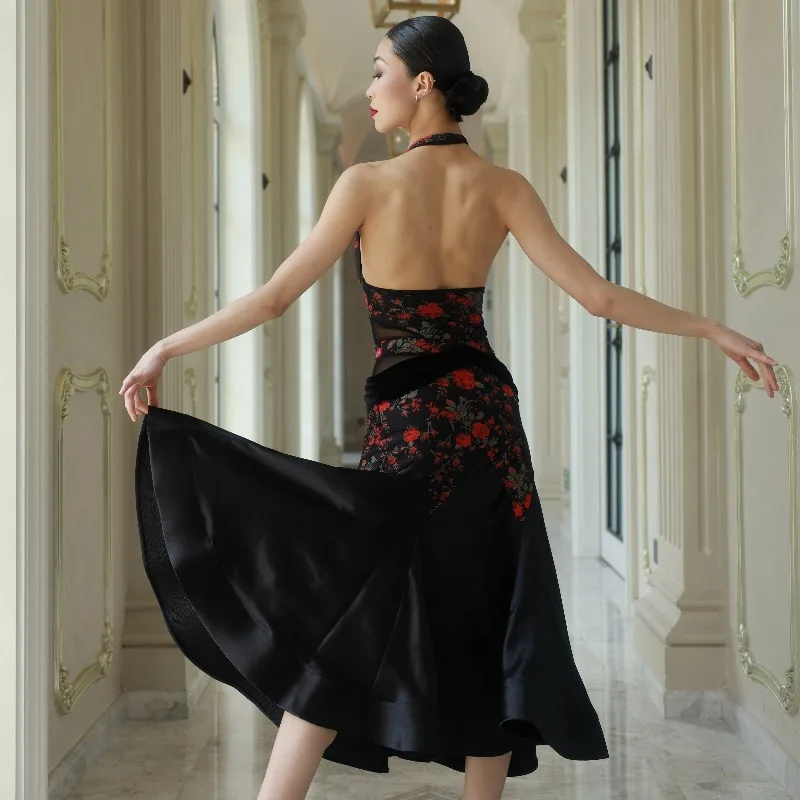 Aangepaste moderne Latin standaard dansjurk prestatiepak Rose hangende nek top visgraat half lichaamsrok voor dames