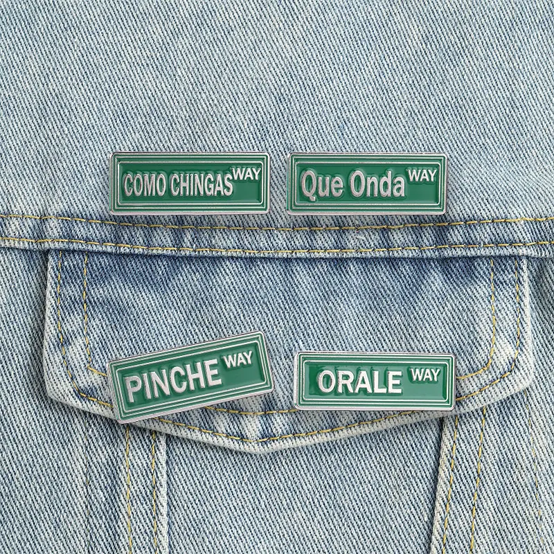 Straßenschild-Emaille-Pins Spanische Chicano-Slang-Broschen Que Onda Pinche Orale Como Chingas Way Abzeichen Lateinamerikanischer Humor Schmuck