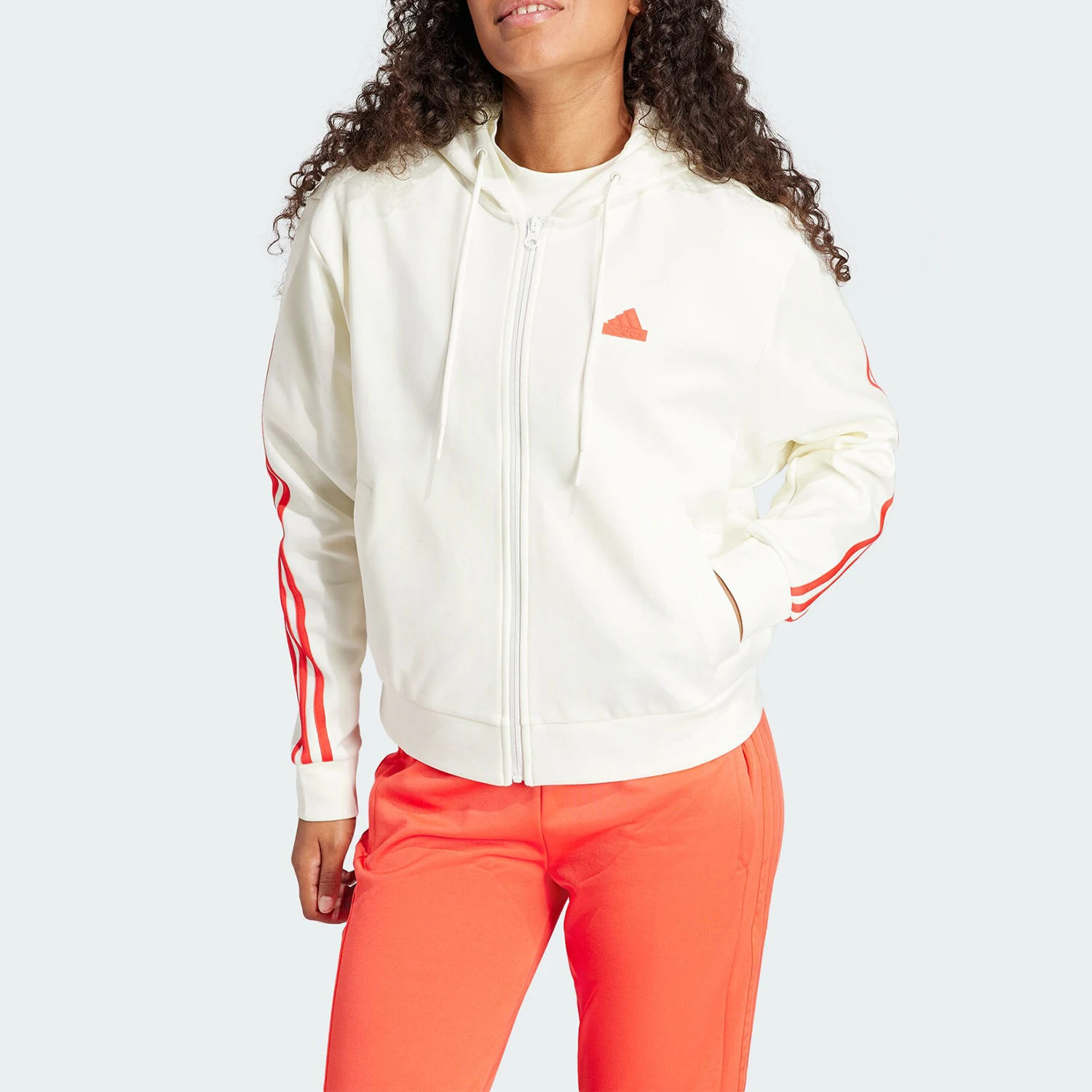 

Официальная новая женская спортивная свободная куртка Adidas с капюшоном IS3679