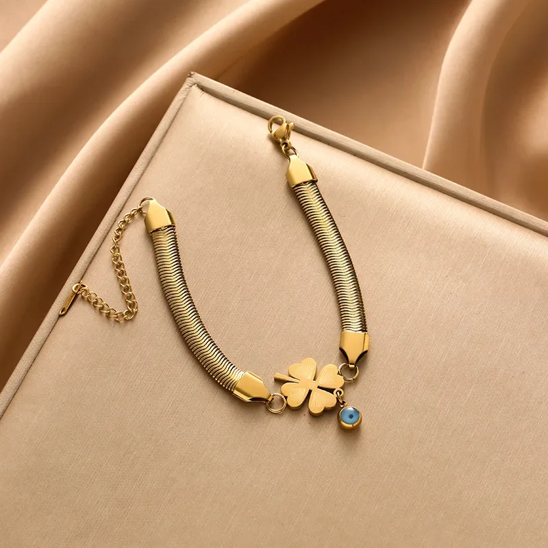 Новейшее четырехлистное колье в 2025 году с сложенной цепочкой на ключицу, инкрустированной цирконом.