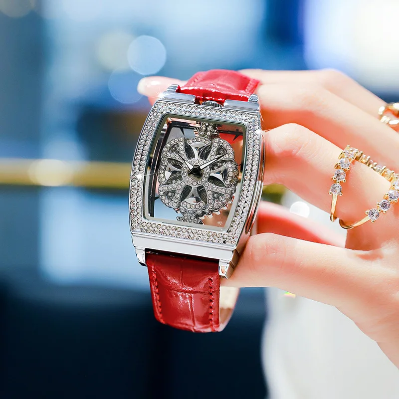 Women's tonneau-shaped fashionable rotating silver quartz watch, a gift for ladies, a wristwatch for women to wear.