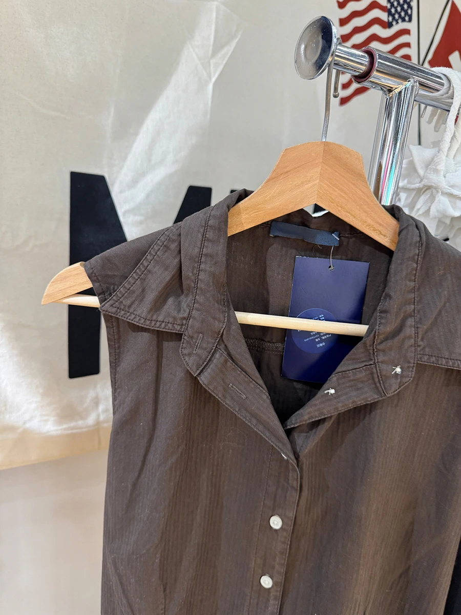 فساتين قميص مخططة بنية اللون للنساء بياقة على شكل طية صدر السترة وصدر واحد بدون أكمام فستان متوسط الطول برباط خلفي عتيق