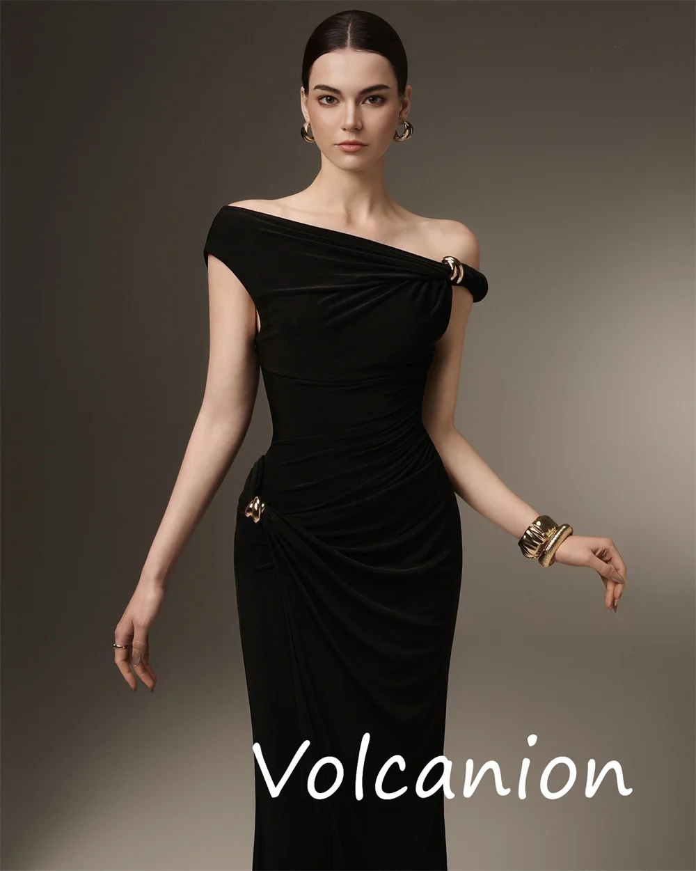 Op maat gemaakte Chinese stijl jersey plooi lovertjes rechte off-the-shoulder midi-jurken op maat gemaakte gelegenheid klassiek