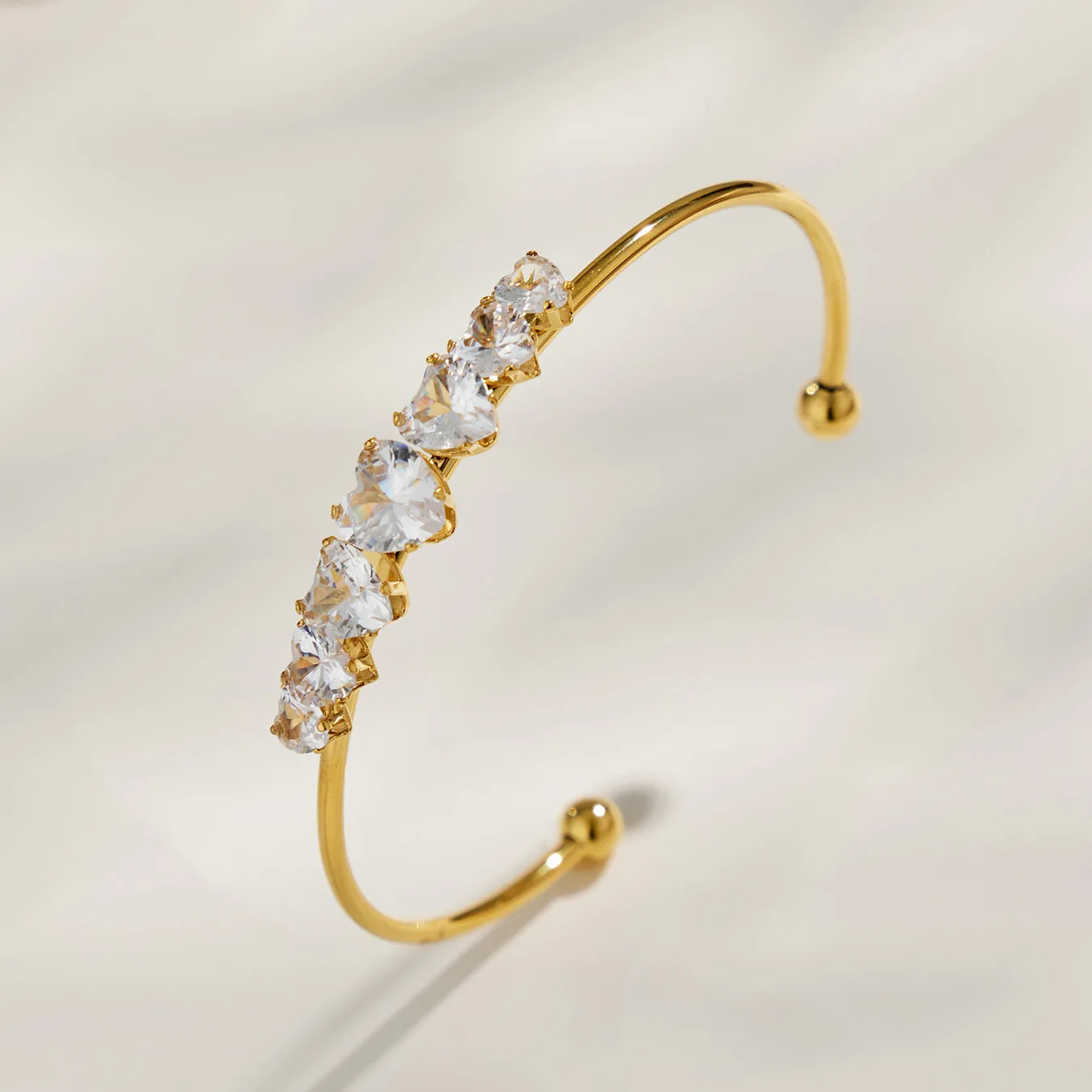 Edelstahl-Manschettenarmbänder mit Herz-Zirkon, Cubic Zirconia Armband, 18k vergoldete Armreifen, zierlicher Schmuck, Geschenk für Frauen – Detail 8