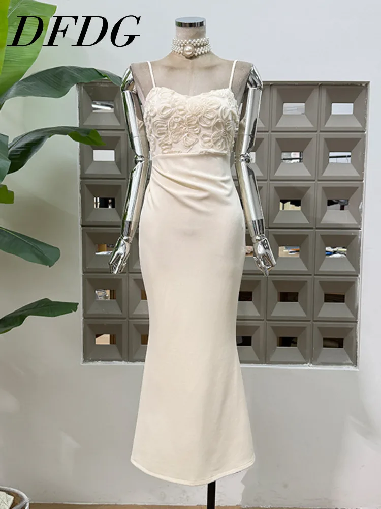 

Женское платье DFDG 2026 Весна: Элегантное вечернее платье с тонкими бретелями, 3D цветочной аппликацией, из атласной ткани, с драпировкой на талии и подолом «русалка»