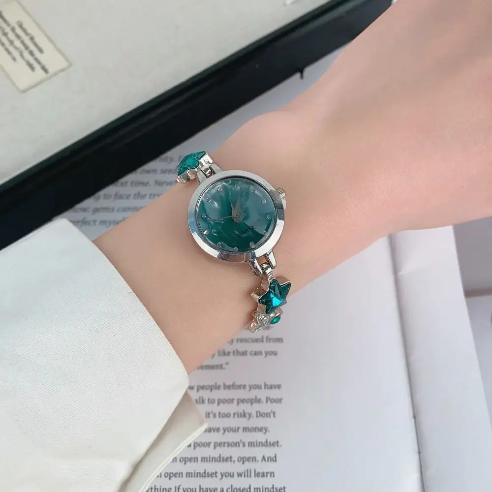 

Элегантные регулируемые часы-браслет с кристаллами, кварцевые часы из сплава, часы с цепочкой в виде звезд для женщин и девушек