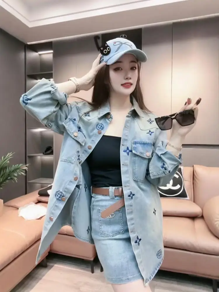 Early spring popular high-end fashion denim shirt jacket women in 2025 high-end lapel collar printing long sleeved jacket