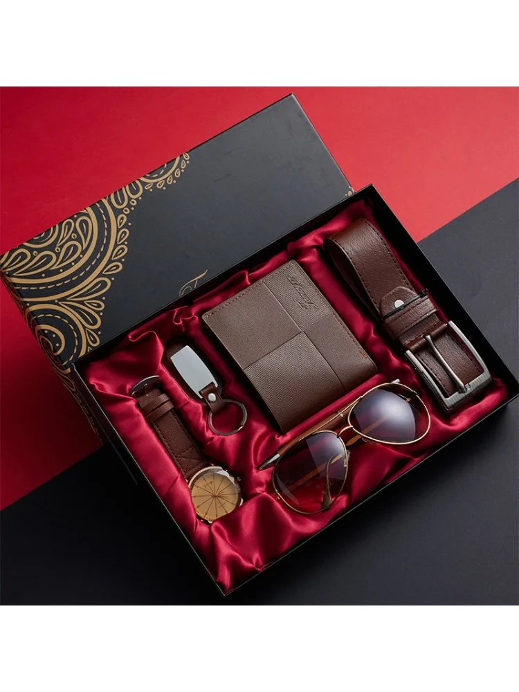 

Свадебный подарочный набор; Подарочный набор ко Дню святого Валентина; Мужской кожаный ремень, кошелек, брелок, ручка для подписи, набор кварцевых часов.