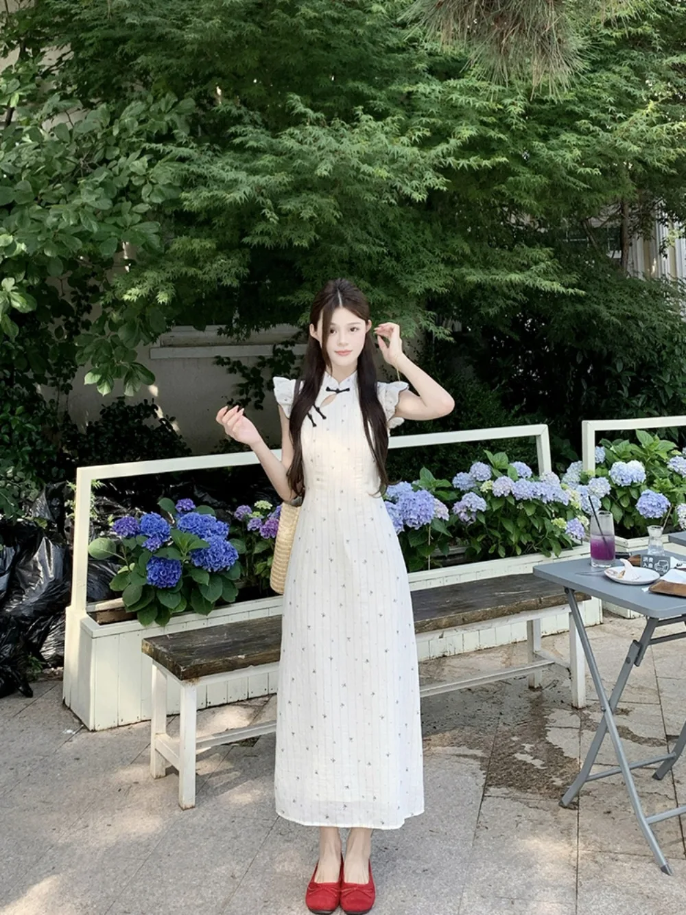 فستان تشيباو الصيني الجديد 2025 الصيف الأزهار طباعة ألين صورة ظلية الوجودية الجمالية رفرفة الأكمام تصميم المرأة الموضة