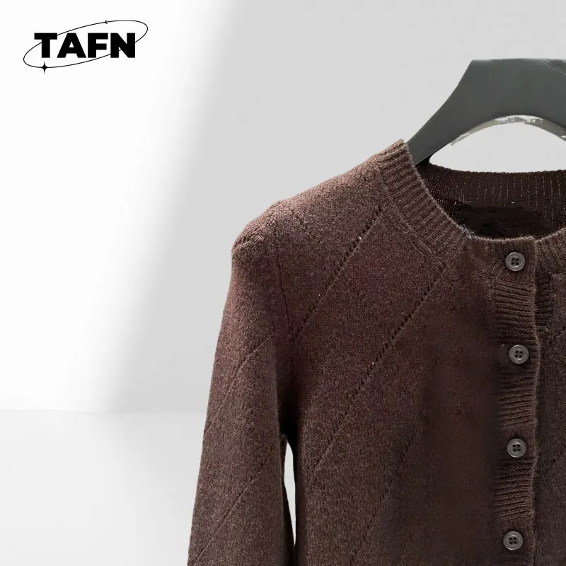 Cárdigan de cachemira de inspiración retro premium para mujer 100% cachemira Elegante y acogedor para diseño retro de 2025 para comodidad informal AK0201