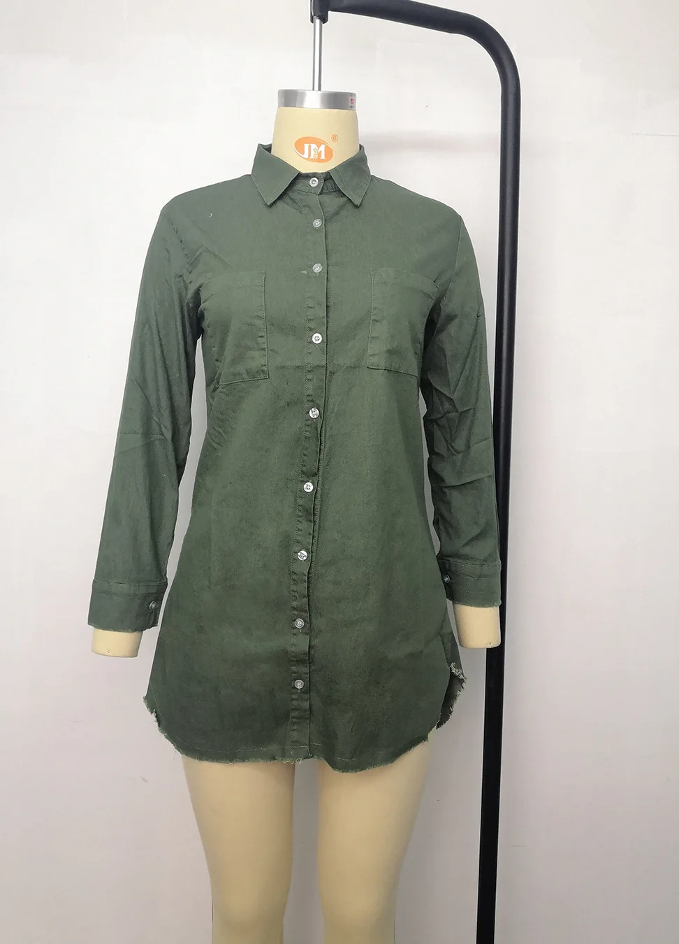 قميص دينيم نسائي عصري بتصميم شراشيب للعمل، من تشكيلة ربيع/صيف 2026 الجديدة، متوفر في المخزون