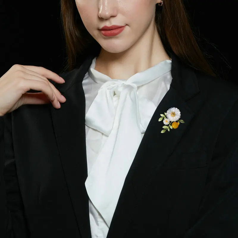 

Elegant and romantic French country style flower cardigan, brooch, silk scarf buckle, flower Daisy brooch 2025 new