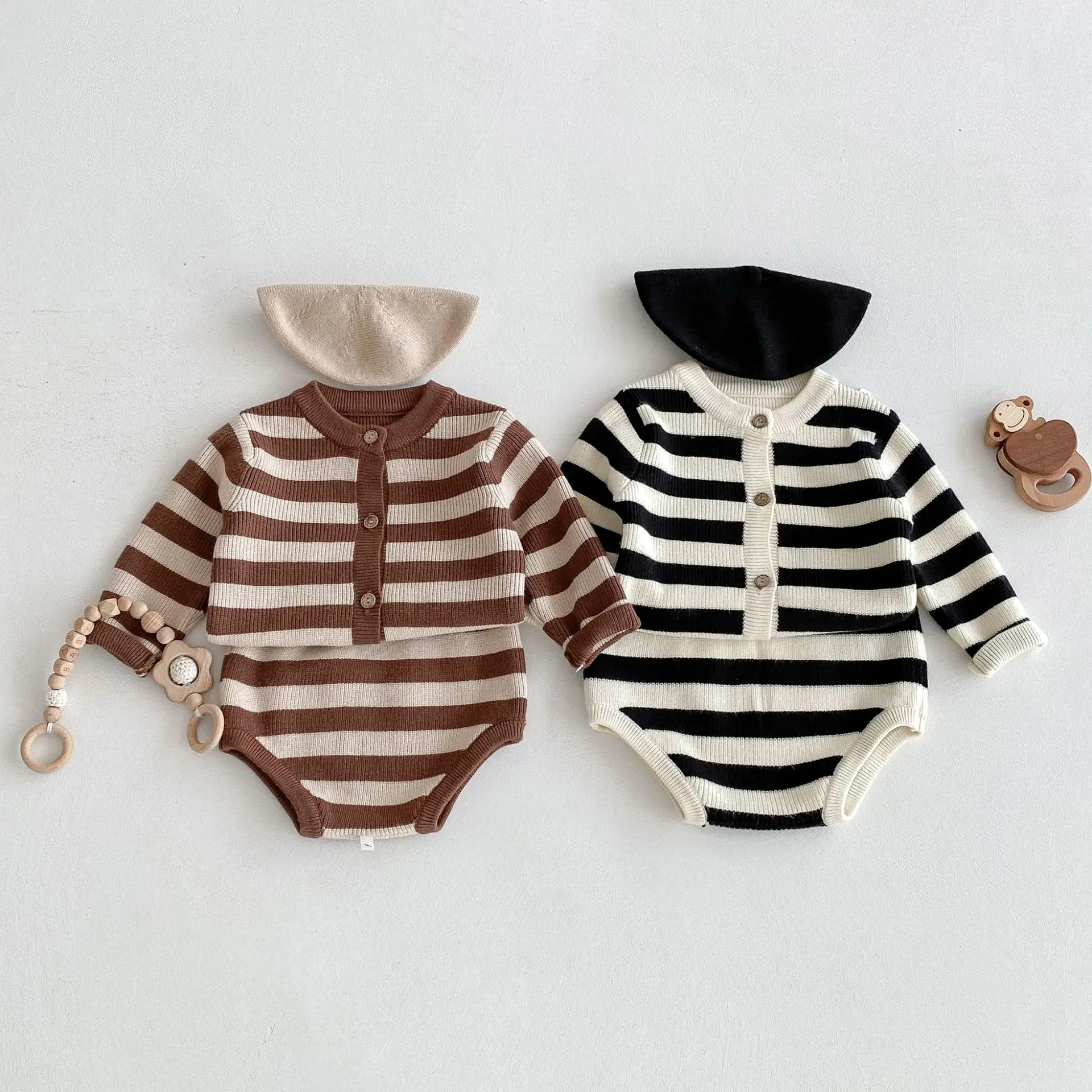 

Комплекты одежды для малышей, осень 2025 года, корейский полосатый вязаный свитер для младенцев, комплект повседневного свитера для мальчиков и девочек, кардиган + шорты, комплект из 2 предметов