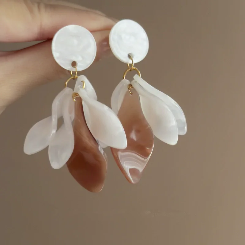 

Vintage White Acrylic Petal Pendant Earrings for Women European American Personality Exaggerated Hoilday Jewelry Accessories
