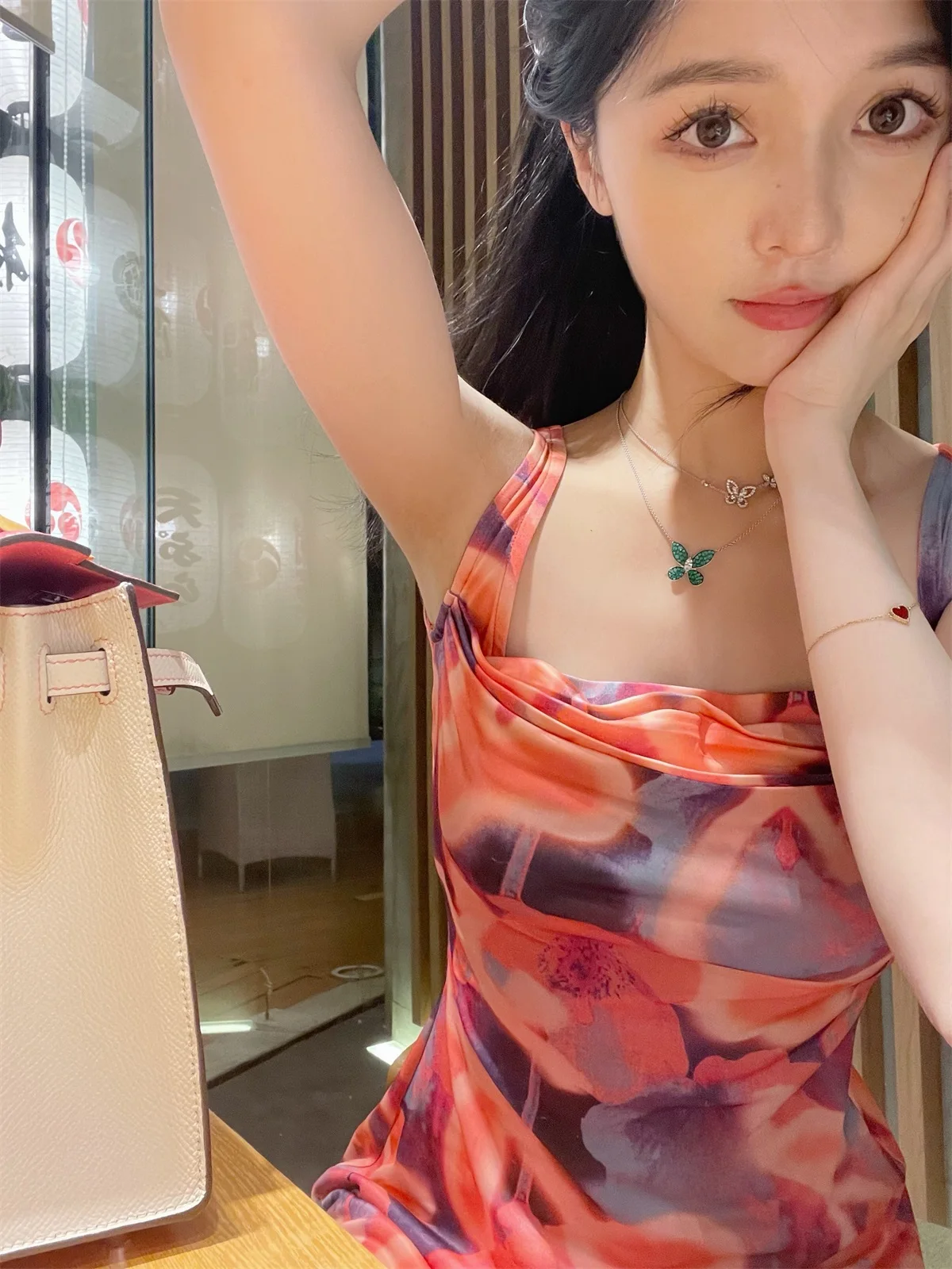 

Новинка: Эластичное платье с цветочным принтом, воротником-стойкой, высокой талией и юбкой А-силуэта миди для женщин