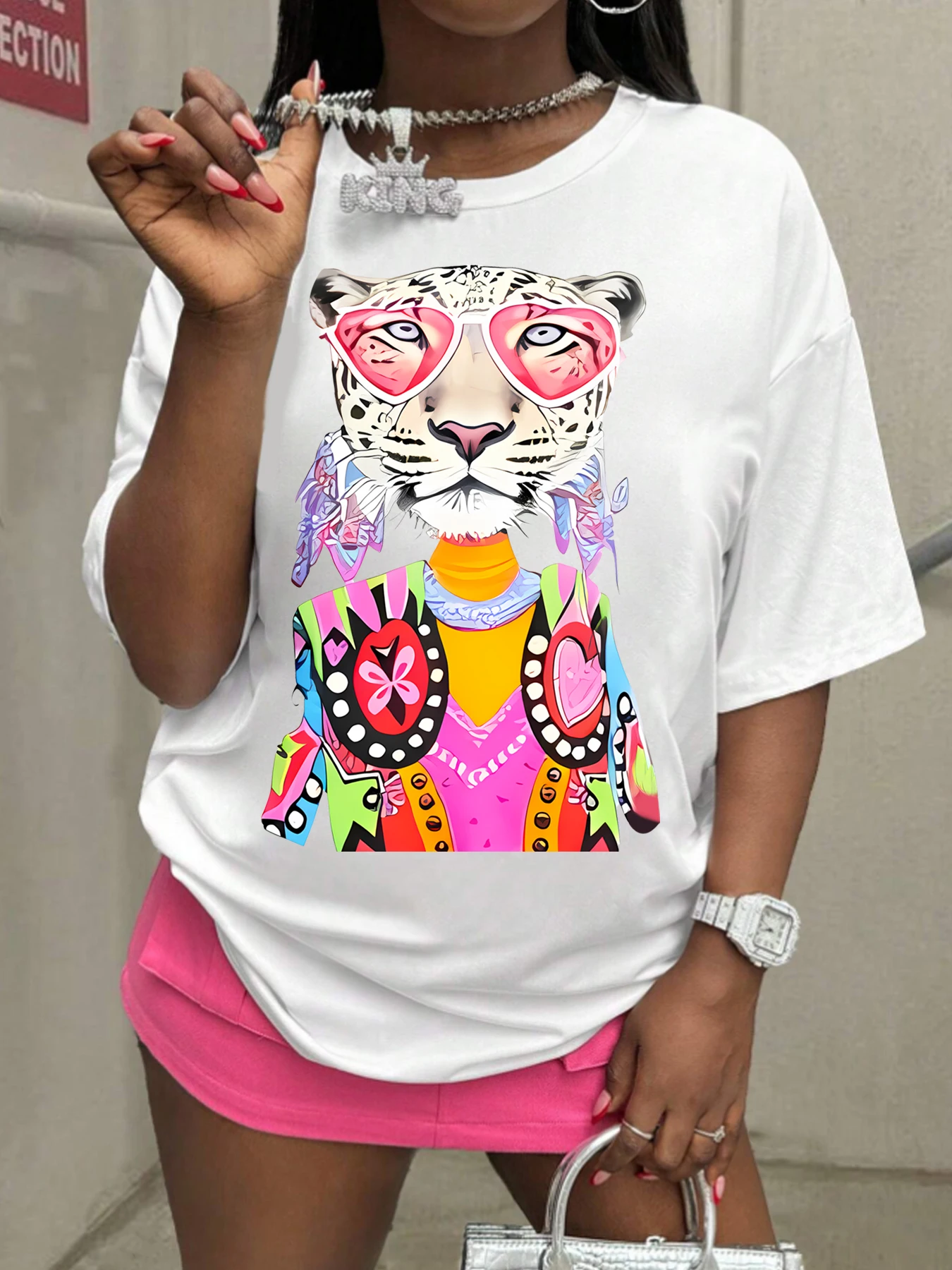

A leopard in colorful clothes Plus size women's round neck short sleeve T-shirt with elastic half sleeves and trendy prints
