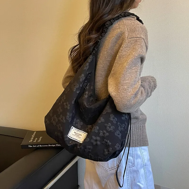 Korean-style polka dot canvas tote bag for women2026New autumn collection: large-capacity, fashionable shoulder bag, casual and