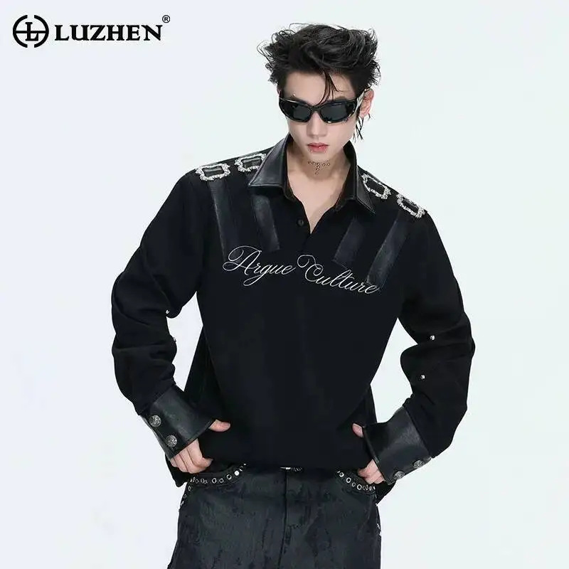

Мужская одежда LUZHEN 2026: Новая модная кожаная рубашка-пуловер с длинным рукавом, декорированная металлическими пряжками и элементами пэчворка, модель JY6487