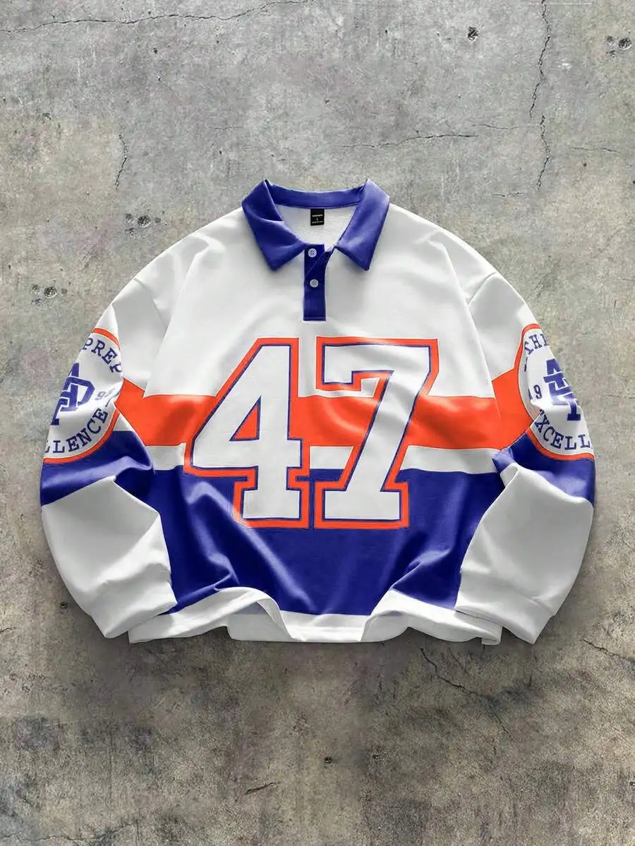 

Мужская рубашка-поло оверсайз с графическим принтом и выразительным дизайном цифр на рукавах